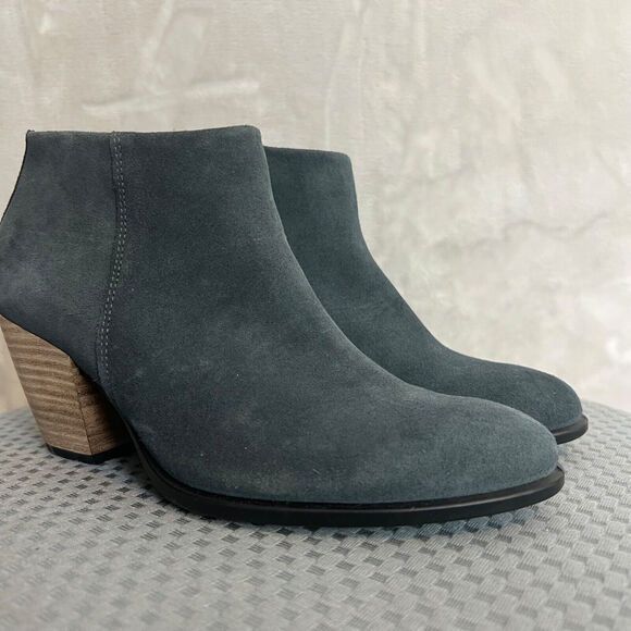 Ecco Booties Womens 38 / 7 Gray Suede Magnet Hydromax Ankle Boots Shoes Casual - Picture 2 of 13